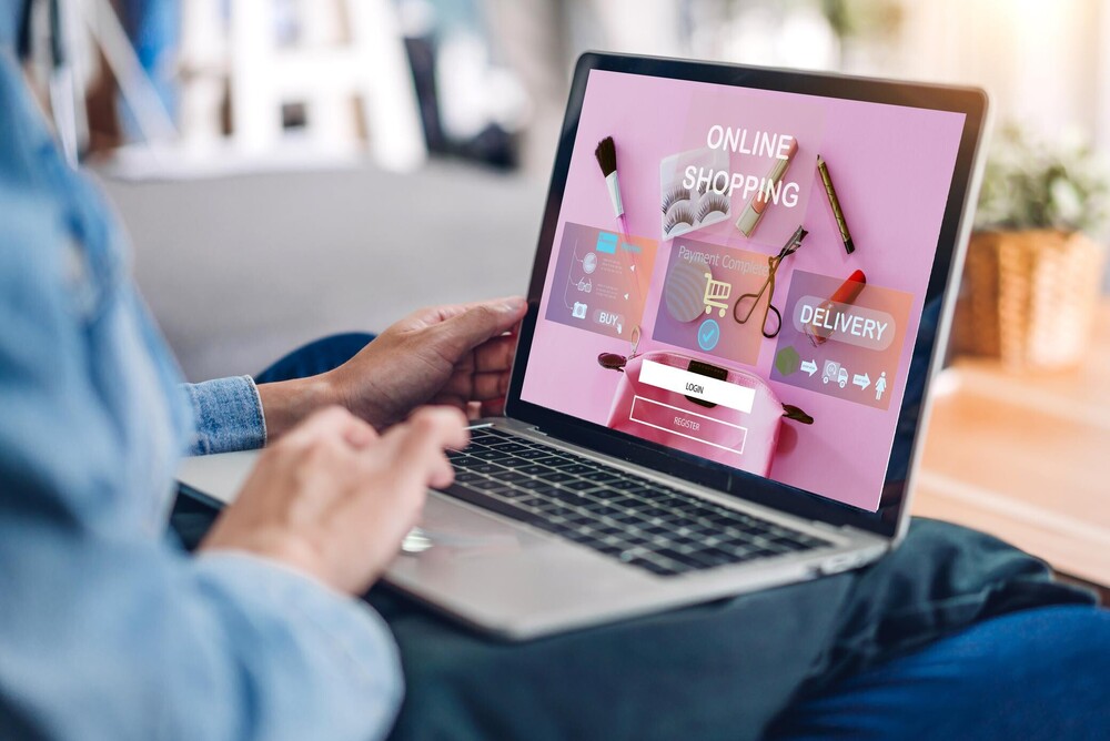 Laptop auf dem eine Shop-Website angezeigt wird
