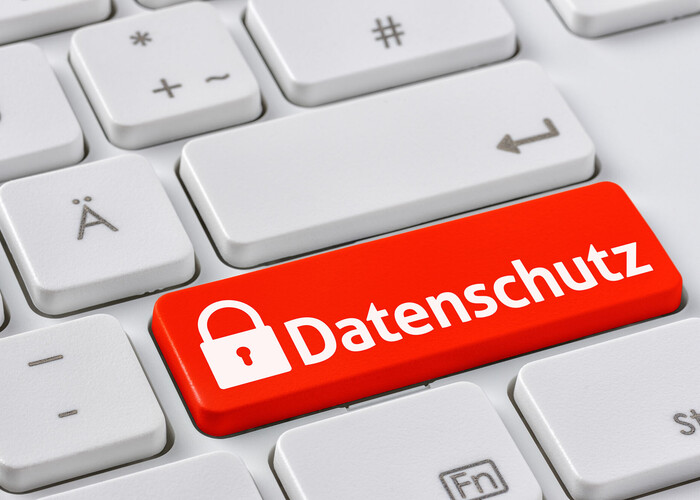 Eine Computertastatur mit einer roten Taste "Datenschutz"