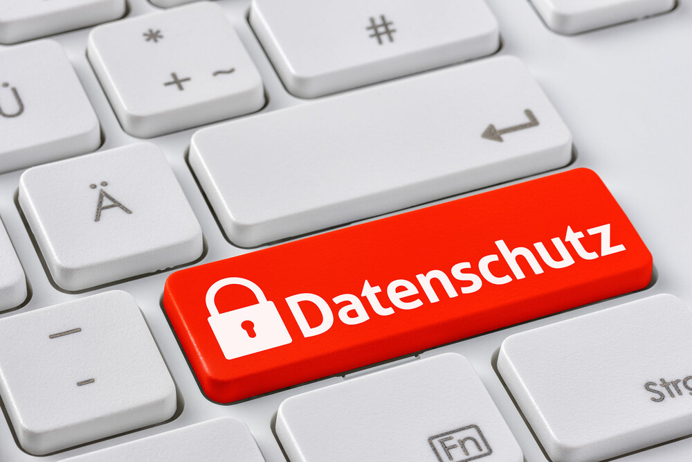 Eine Computertastatur mit einer roten Taste "Datenschutz"