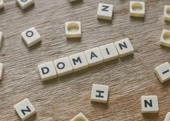 Scrabble-Steine gelegt zum Wort "Domain"