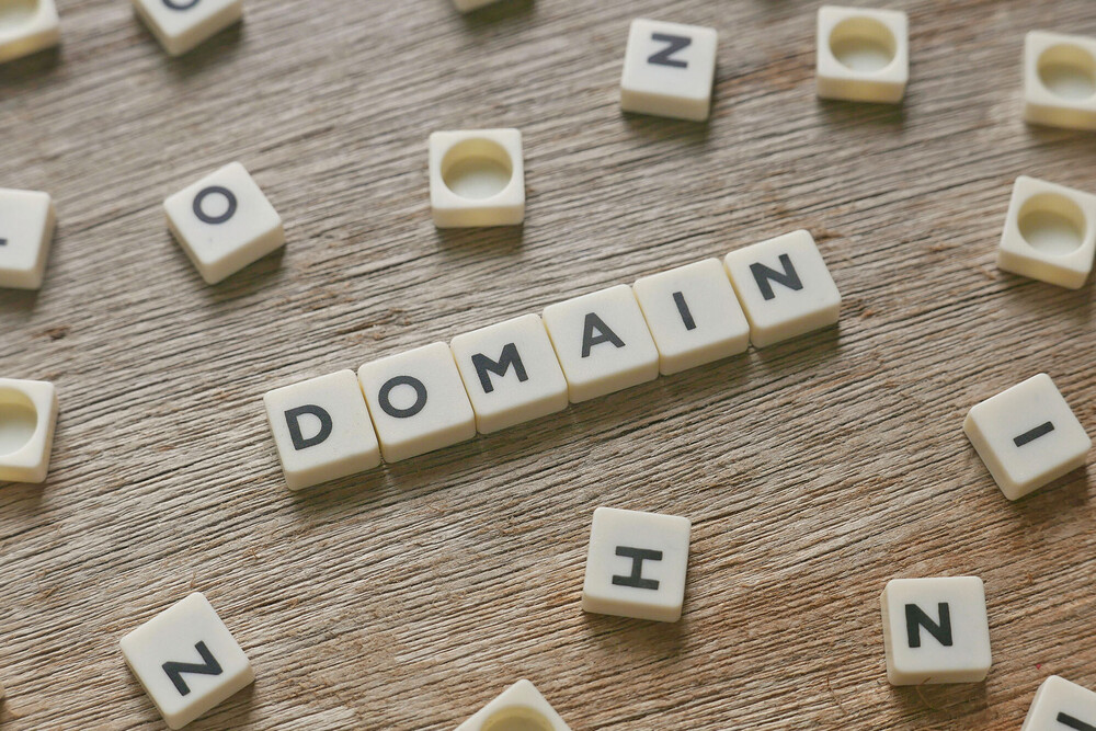 Scrabble-Steine gelegt zum Wort "Domain"