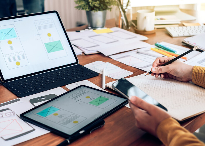 Userinterface-Entwicklung an Laptop, Smartphone und Tablet