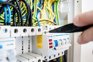 Arbeiten an einem elektrischen Schaltschrank