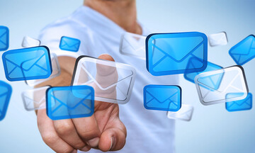 halbtransparente Umschlag-Icons fliegen durch die Luft. Eine Person will einen dieser Umschläge antippen.