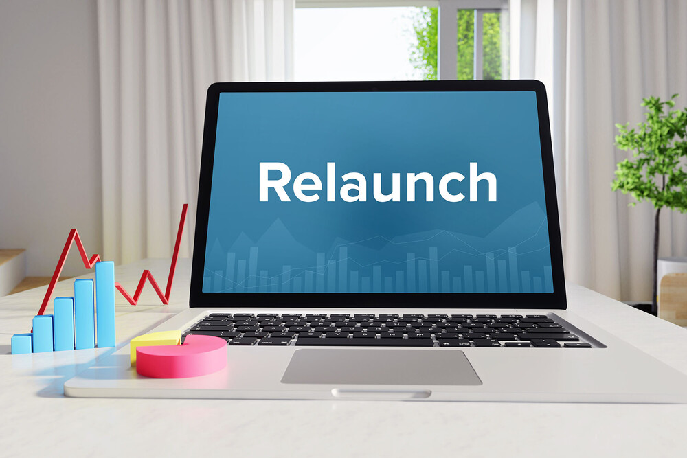 Laptop auf einem Schreibtisch. Der Bildschirm zeigt das Wort "Relaunch".