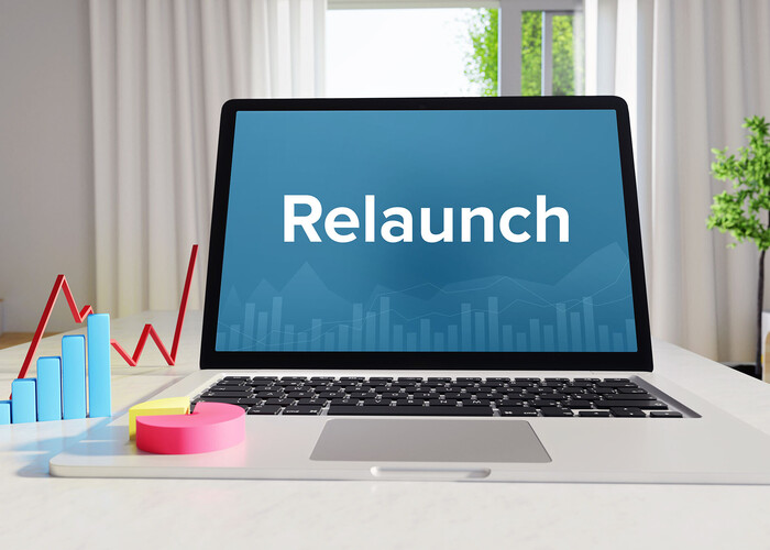 Laptop auf einem Schreibtisch. Der Bildschirm zeigt das Wort "Relaunch".